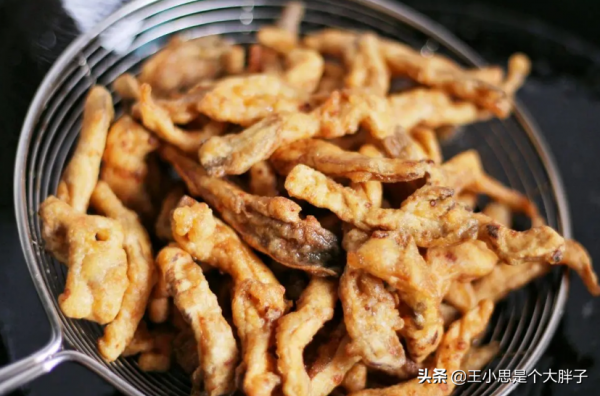 炸蘑菇時，別用雞蛋調麵糊，牢記2個技巧，酥脆可口，放涼照樣脆