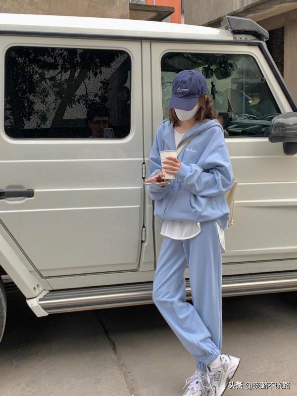 女人秋冬別隻穿黑色！不如試試“霧霾藍”，優雅顯白，黃皮也適合