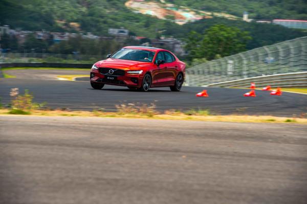 北歐豪華的效能一面,賽道試駕沃爾沃新款S60 北歐豪華的效能一面,賽道試駕沃爾沃新款S60