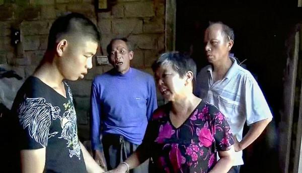 親情：兒子吃百家飯，呼喚母親想要一個家，可母親卻視而不見