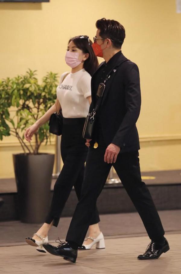 方媛當了媽卻仍愛日系名媛風，印花襯衫配紅褲，髮卡配得挺甜美