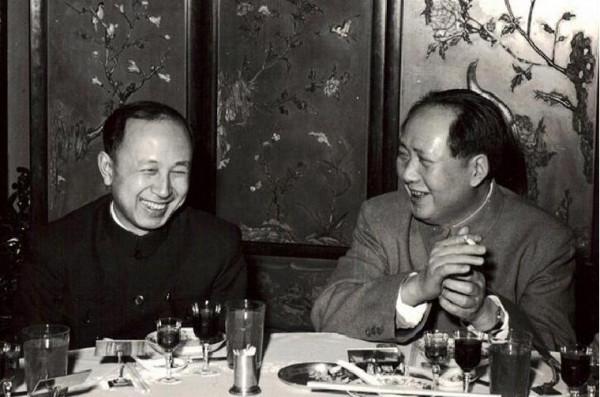 1950年仇鰲向毛主席打招呼，主席卻笑著說：您怎麼忘記了我的名字