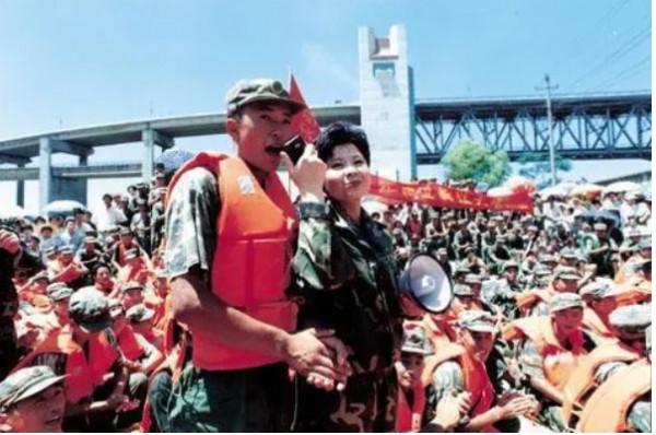 22歲嫁初戀，23歲爆火，38歲跌落神壇，董文華如今怎樣了？