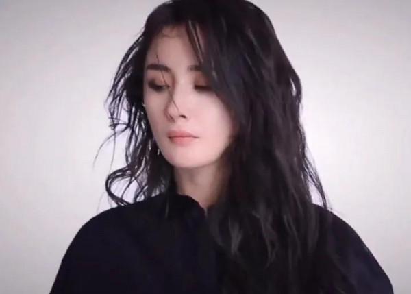 蔣欣戚薇嘟嘴吹糖人，哪個嘟嘴好看？