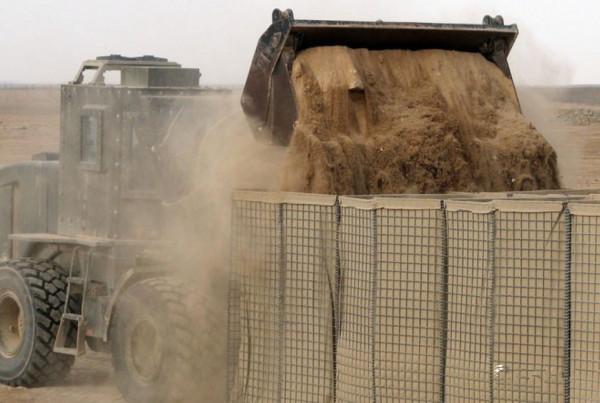 平地起高樓!幾小時築起一面高牆,美軍的快速築城系統 平地起高樓!幾小時築起一面高牆,美軍的快速築城系統