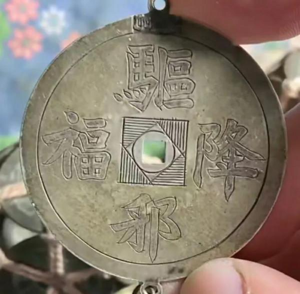 幾個不起眼的小物件，古玩店主照單全收，看這一萬花的值不值