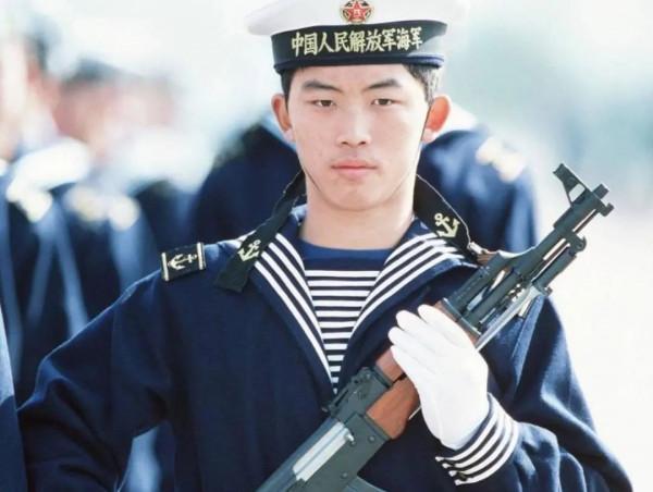 對越作戰結束後,我軍三稜刺刀被“禁用”了?其實是被淘汰了 對越作戰結束後,我軍三稜刺刀被“禁用”了?其實是被淘汰了