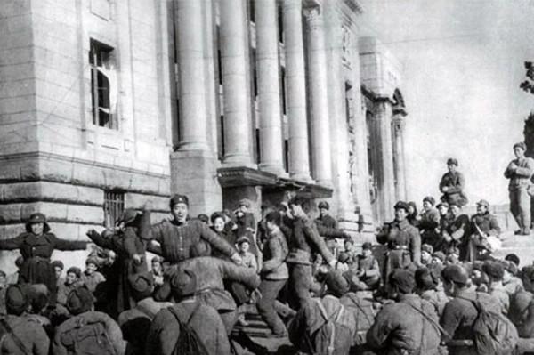 1950年 志願軍收復平壤之後的意外收穫 各類美軍罐頭吃到消化不良 1950年 志願軍收復平壤之後的意外收穫 各類美軍罐頭吃到消化不良