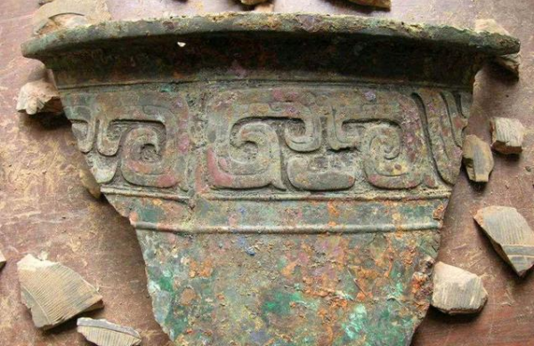 村民偶然挖出18件青銅器,原以為“犯了法”,專家卻獎勵他400塊 村民偶然挖出18件青銅器,原以為“犯了法”,專家卻獎勵他400塊