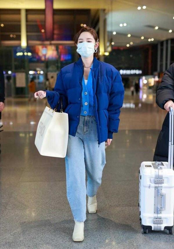 唐藝昕穿衣真時髦，藍色羽絨服疊穿同色針織衫，高階又減齡