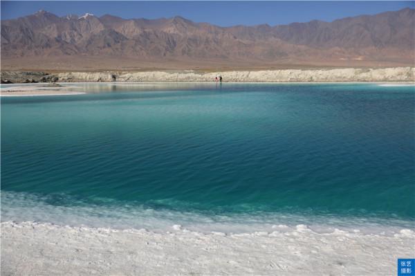 青海翡翠湖，人工採鹽幾十年挖出幾百個水坑，宛若寶石落入人間