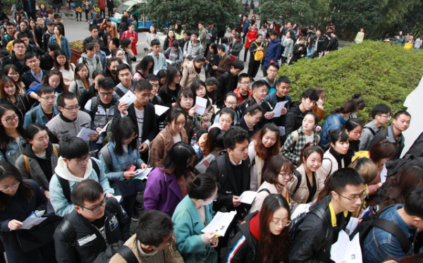 年輕人為什麼要承擔長輩犯下的錯，公務員為何有政審，看完明白了