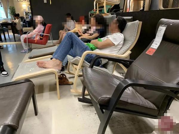 多名男子愛在上海肯德基裡，蹭吃喝拉撒睡，有人想救助他們都拒絕