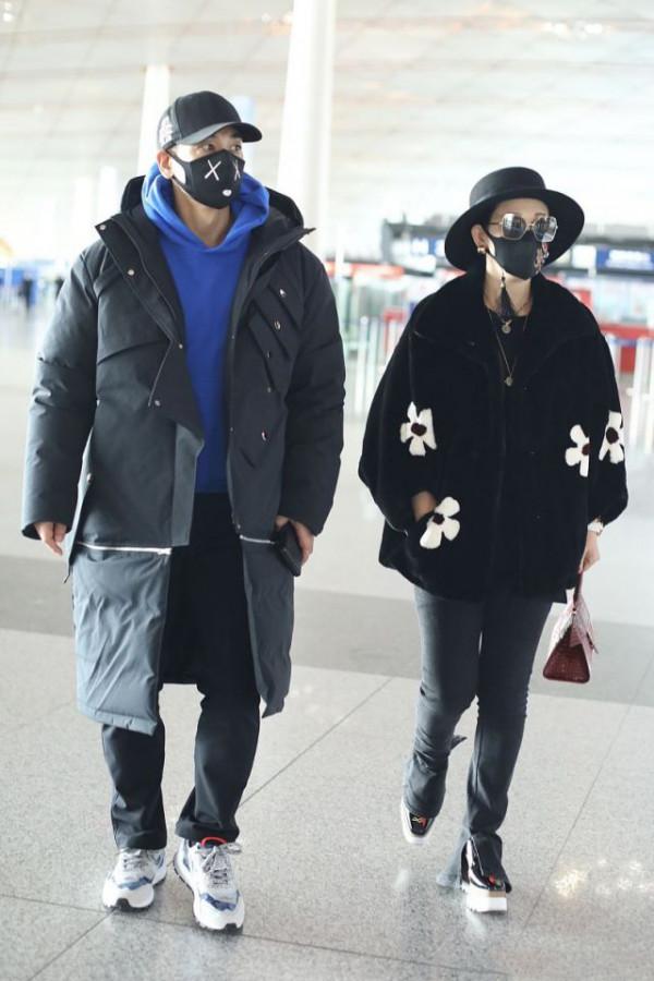 趙文卓夫婦走機場，厚重的羽絨服造型像路人，妻子打扮貴氣又時尚