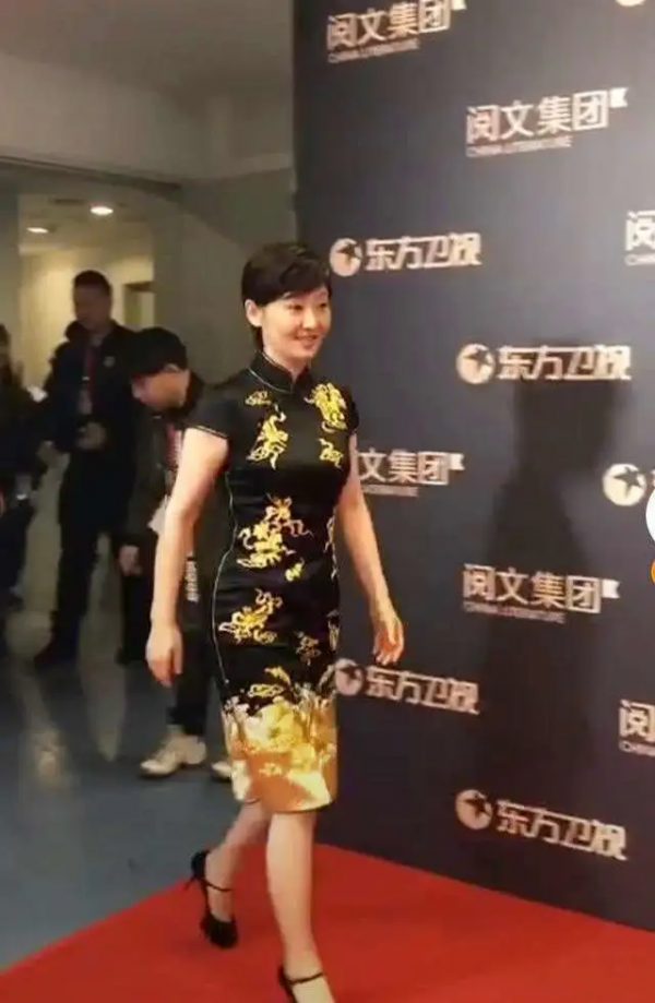 徐帆老了頭髮越剪越短，雖然穿上旗袍裙，還是沒有女人味