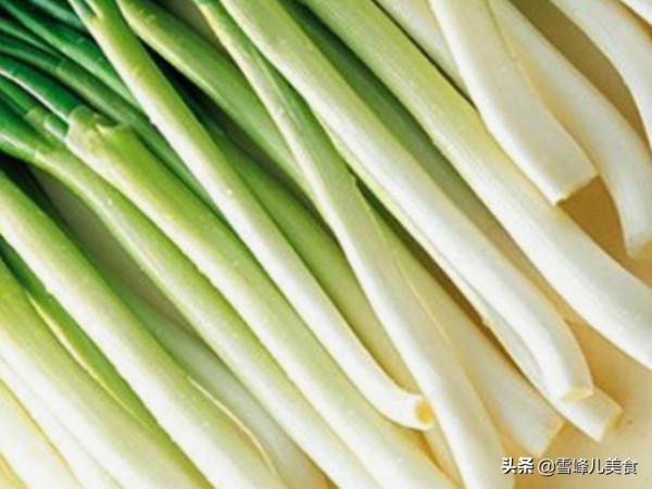 蒸包子，韭菜芹菜靠邊站，用它做餡鮮美多汁，出鍋連吃3個真過癮