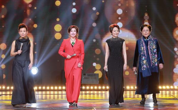 張瑜活成了50後的驕傲，一襲黑色裹身連衣裙端莊穩重，氣質感滿分