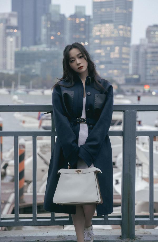 張靚穎真是越來越時尚,穿灰色長款外套走機場,素顏也美出新高度 張靚穎真是越來越時尚,穿灰色長款外套走機場,素顏也美出新高度