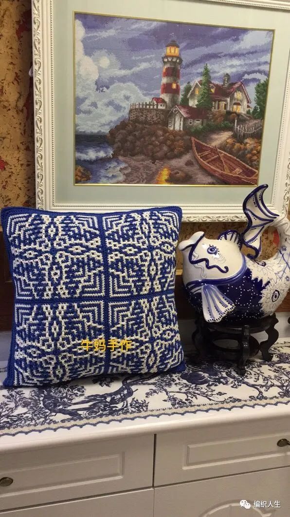 用編織為家中增添美麗，仿青花瓷抱枕欣賞