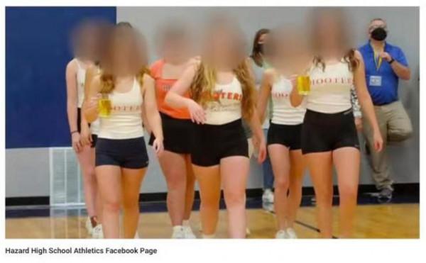 這就是“美國校園文化”?高中活動上學生們給老師校長跳“膝上舞” 這就是“美國校園文化”?高中活動上學生們給老師校長跳“膝上舞”