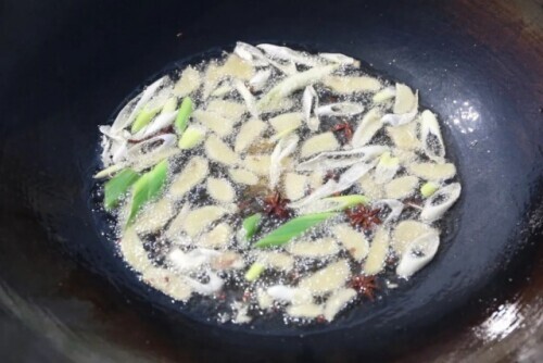 高校支起大鐵鍋做全魚宴！連吃十天不要錢……