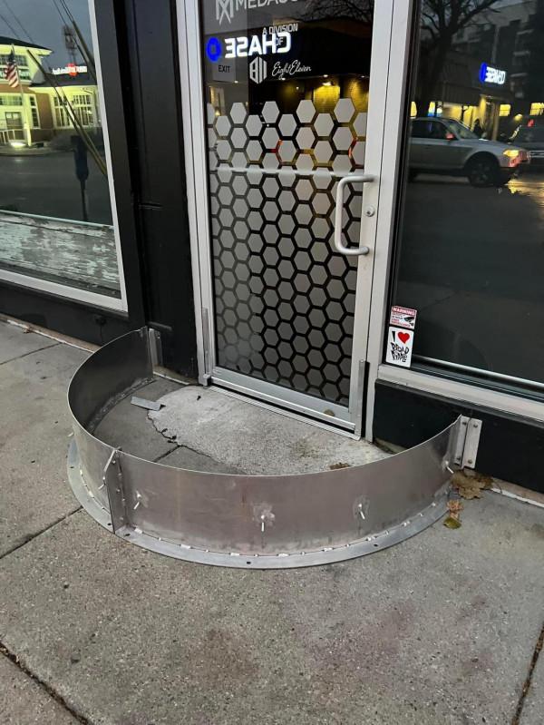 36張圖看精彩世界，巴西情侶被搶，男友撒腿就跑，女子仍淡定吃飯