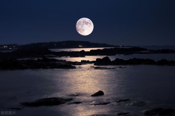 文豪李嶠寫的《中秋夜》，意韻深刻，皓月當空之下，也或風雨交加