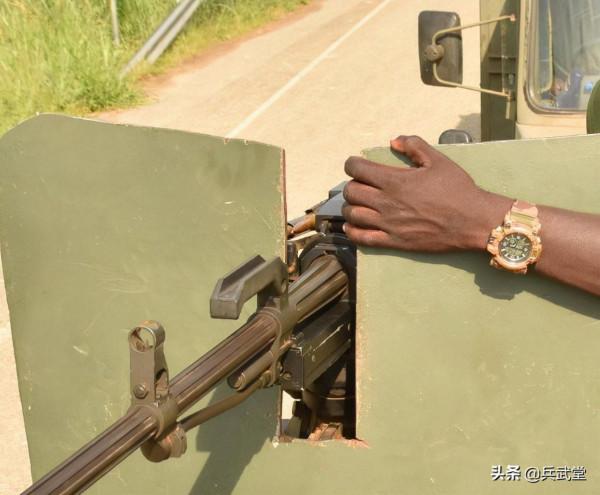 非洲“中械”部隊亮相？東風輕卡遠端機動，89式重機槍火力支援