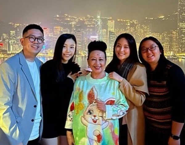 薛家燕一家五口罕同框，3個孩子像極了前夫，小17歲男友沒露面