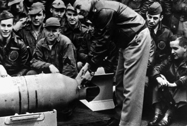 美軍秘密轟炸東京，飛行員帶的個人物品千奇百怪，有人帶了瓶洋酒