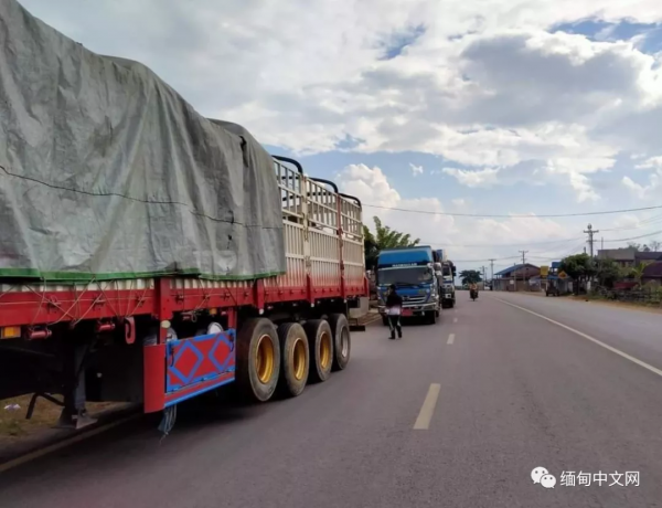 緬北貴慨與登尼之間爆發戰事！司機將車停在路邊避戰