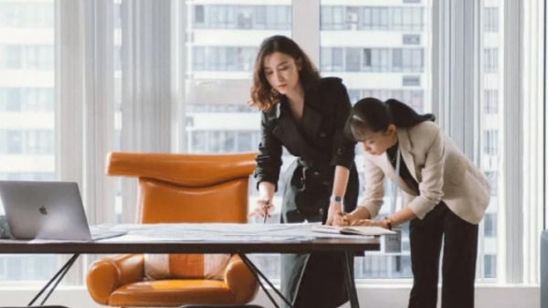 看了《盛裝》我心生感慨，都這麼拍，國產職場劇的春天不遠了