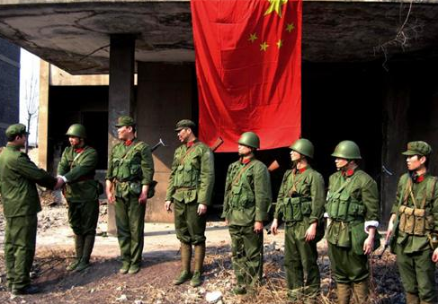 他拉響手雷與敵軍同歸於盡，奇蹟生還，被稱“活著的楊根思”