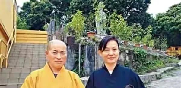 女主持住豪宅開豪車 與兩和尚結婚