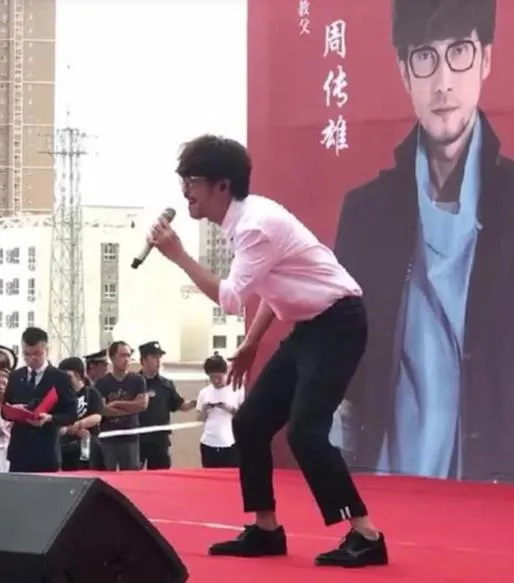 過氣歌手的窘況：縣城商演、被嘲“過氣老狗”，一地的尷尬與心酸