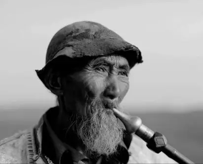 解放後，一農民到湖南省政府大廳，指著毛主席畫像說：那是我的兵