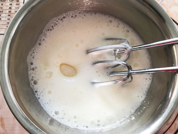 「巧克力古早味蛋糕」的做法+配方，細膩可口，甜而不膩