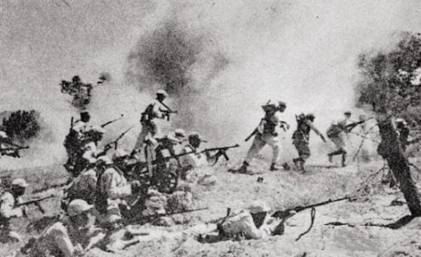 連長在戰鬥中不慎從屋頂摔下去，陰差陽錯立下了頭功