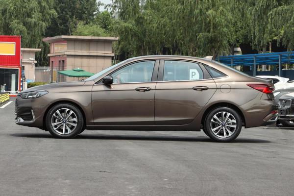 油耗5.7L的合資三廂車,全系自動擋,才9.08萬起,實拍福特福睿斯 油耗5.7L的合資三廂車,全系自動擋,才9.08萬起,實拍福特福睿斯