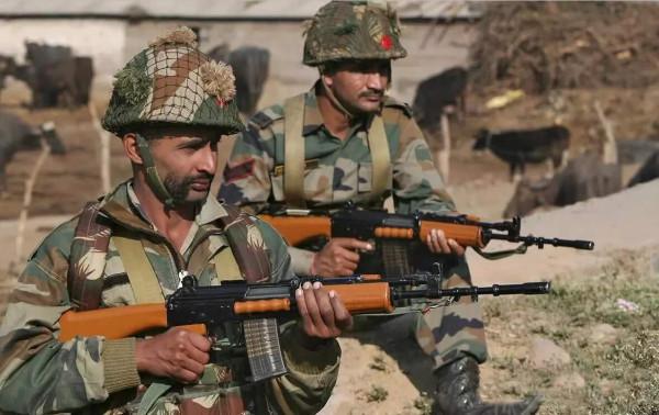 狗都不用，解放軍繳獲印度國產步槍，做工粗糙效能差勁