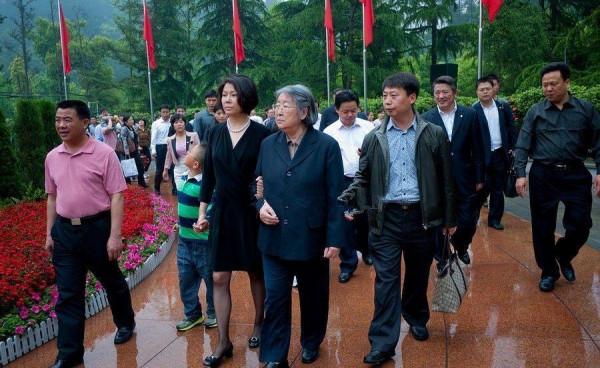 1959年,毛主席參加大女兒李敏婚禮,一向不勝酒力的他連乾數杯 1959年,毛主席參加大女兒李敏婚禮,一向不勝酒力的他連乾數杯