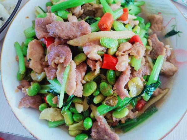 同事來家裡吃飯，做了四菜一湯招待，營養又美味，不剩菜拒絕浪費