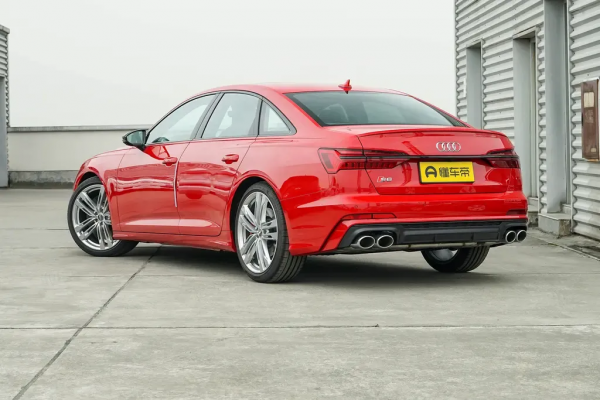 配6缸發動機可4.5秒破百，車長4954mm，真的是“西裝暴徒”？