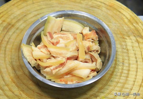 蒜苗回鍋肉家常版，廚師長簡單改良，香而不膩，比外面買的更好吃