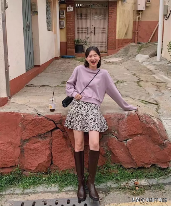 今年秋天“裙子+直筒靴”火了!遮肉還修飾腿型,小個子都愛了 今年秋天“裙子+直筒靴”火了!遮肉還修飾腿型,小個子都愛了