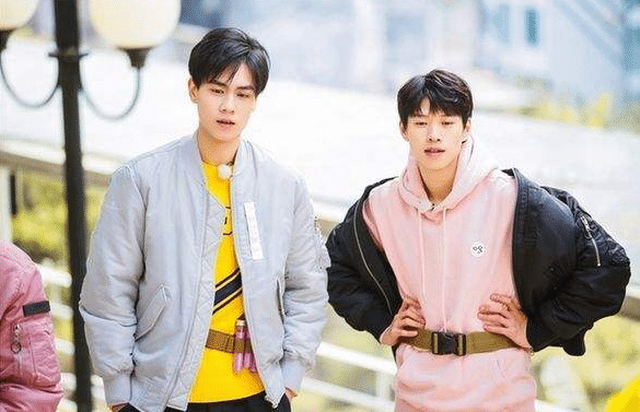 自以為又帥又紅,假唱連嘴巴都懶得張了,自己紅不紅心裡沒數嗎? 自以為又帥又紅,假唱連嘴巴都懶得張了,自己紅不紅心裡沒數嗎?