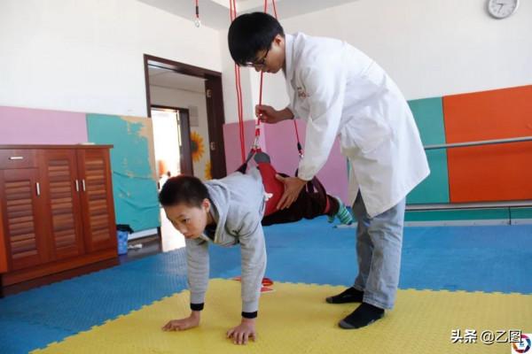 丈夫離婚，單親媽媽獨自攜子求醫，最難時5斤米母子倆吃了一個月