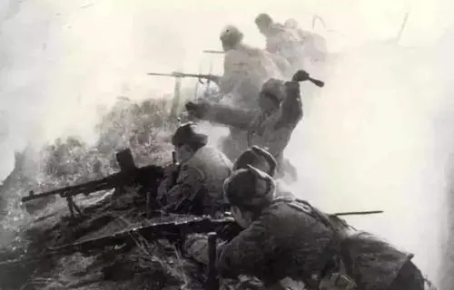 志願軍司號員當起了指揮，號聲嚇退英國王牌軍，毛澤東：咋做到的