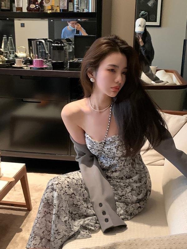 短款西裝外套+碎花連衣裙的搭配