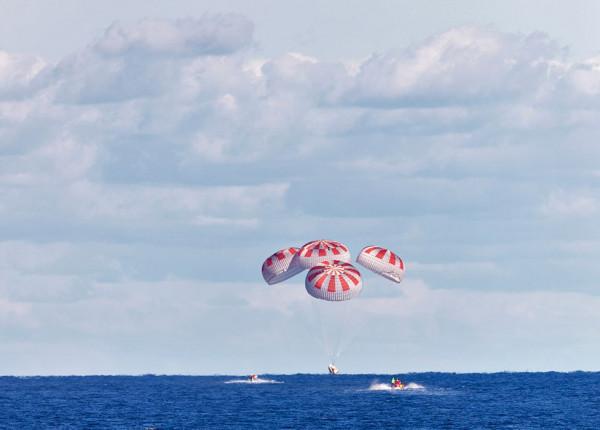 神十二飛船降落適應更牛!美龍飛船返回地球,玻璃穹頂舷窗絕美 神十二飛船降落適應更牛!美龍飛船返回地球,玻璃穹頂舷窗絕美